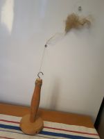 Lintråd kan man spinna på en enkel slända, gjord av en lampfot och en krok.