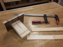 sedd från andra sidan. Och två små enkla skäktknivar.