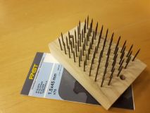 Den kan spännas fast i snickarbänken när den används