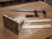 Skäkthäst av en träskiva och en kloss,