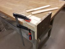 Monterad med en limknekt på hörnet av ett stadigt bord.