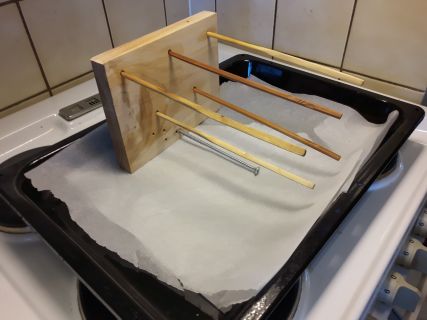 Enkel äppeltork av en bräda. Profilen är låg för att passa i underskåpet till en köksspis.