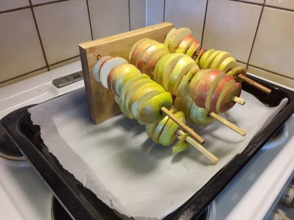 Äppeltorken lastad med skivade äpplen.